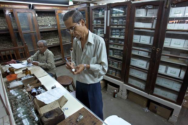 https://upload.wikimedia.org/wikipedia/commons/0/0a/India_-_Varanasi_pharmacy_-_0822.jpg