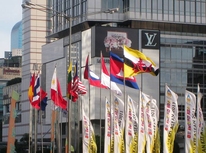 https://upload.wikimedia.org/wikipedia/commons/thumb/5/59/ASEAN_Nations_Flags_in_Jakarta_3.jpg/1280px-ASEAN_Nations_Flags_in_Jakarta_3.jpg